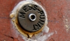 1_Ein Messpunkt an einem Nebengebaude der Kirche St. Maria im Capitol, aufgenommen am Mittwoch (04.03.09) in Koeln. Die Kirche liegt an der Route der sich im Bau befindlichen vier Kilometer langen Nord-Sued U-Bahn (Stadtbahn). Der Bau des U-Bahntunnels ist wahrscheinlich die Ursache fuer den Einsturz des Historischen Stadtarchives am Dienstag (03.03.09) in Koeln. Inzwischen scheint festzustehen, dass es im Bereich des 28 Meter tiefen U-Bahn-Schachts einen Erdrutsch gab, der dem Stadtarchiv praktisch den Boden weggezogen hat. ddp Foto: ddp