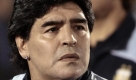 Diego Armando Maradona steht  in Asuncion mit ernstem Blick am Spielfeldrand. Foto: dpa
