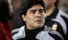 Diego Armando Maradona steht  in Asuncion mit ernstem Blick am Spielfeldrand. Auch in Paraguay verlor Argentinien mit 0:1. Die WM-Teilnahme hing lange am seidenen Faden. Am Ende qualifizierten sich die Gauchos mit Ach und Krach durch ein 1:0 in Uruguay. Foto: dpa