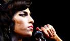 Die britische Sängerin und Songwriterin Amy Winehouse mag einen neuen Freund gefunden haben, ihren Lebenswandel scheint sie allerdings nicht unbedingt ändern zu wollen. Wie der Daily Star im Internet berichtet, war die 26-Jährige diese Woche mal wieder so richtig in Feierlaune. Nach einem kleinen Auftritt in einem ihrer Lieblings-Clubs in Soho begann sie, immer tiefer ins Glas zu gucken. Reichlich angetrunken soll sie auf die Straße gewankt sein und jedem erzählt haben, wie verliebt sie in ihren neuen Freund Filmregisseur Reg Traviss sei. Foto: dpa