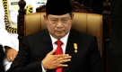 Der indonesische Präsident Susilo Bambang Yudhoyono begrüßt bei seiner Vereidigung die Mitglieder des Parlaments. Yudhoyono versprach für seine zweite Amtszeit, die fünf Jahre dauert, wirtschaftliches Wachstum und politische Reformen. Foto: dpa