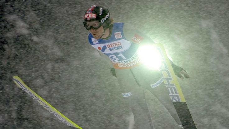 Björn Einar Romören hat mehrfach den Weltrekord im Skispringen gebrochen. Heute muss er bösartige Tumore in seinem Rücken besiegen.
