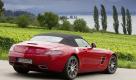 Wer einmal im Innern des SLS Roadster Platz genommen hat, sieht nach hinten nur mäßig. Abhilfe schaffen zumindest beim Rückwärtsfahren die Parksensoren. Foto: pi