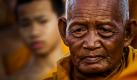 Buddhistische Mönche versammeln sich im thailändischen Bangkok zu einer Zeremonie. Zum ersten Mal seit langer Zeit kann diese wieder auf dem Paradeplatz mit dem Namen Sanam Luang abgehalten werden, der vor kurzem wieder eröffnet wurde. Zuvor wurde das Areal mehrere hundert Jahre lang von der königlichen Familie für öffentliche Zeremonien genutzt. Foto: dapd