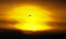 Ein Flugzeug steuert am Himmel über dem sächsischen Linz dem Sonnenaufgang entgegen. Ein Mix aus Sonnenschein und Wolken mit Temperaturen um vier Grad soll laut Vorhersage in der Region das Wetter der kommenden Tage bestimmen. Foto: dpa
