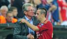 Bayerns Trainer Jupp Heynckes (l) holt Franck Ribéry kurz vor dem Abpfiff vom Platz..  Foto: dpa