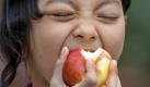 Ein Apfel ist kein Zahnputzersatz. Im Gegenteil. Der Fruchtzucker und der hohe Säureanteil greifen den Zahnschmelz an.  Foto: dpa