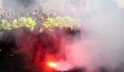 Einige hundert Demonstranten, die gegen eine ultrarechte Versammlung in London demonstrieren, werden von Polizisten eingekesselt. Foto: ap