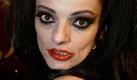 Nina Hagen gegenüber news.de: Ganz im tiefen Ernst. Ich danke Gott für dieses Lampenfieber, weil ich einfach am Leben bin und gleich ein Marathon-Konzert geben muss. Ich bin es nicht mehr, der meine Stimme oder das was ich singe oder sage kontrolliert. Nein, es ist das Leben selbst, das mich dann regiert. Und das Lampenfieber ist die Türöffnung. Und ab geht die Post.

 Foto: dpa
