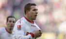Der Kölsche Jung in der großen, weiten Fußballwelt? Zugegeben, Lukas Podolski kann man sich nicht so recht beim AC Milan vorstellen. Doch die Italiener wollen den 25-Jährigen, das bestätigte Vize-Präsident Adriano Galliani. Falls Jan Klaas Huntelaar nach England wechselt, braucht Milan dringend Ersatz. Tendenz: völlig offen. Gegen den Transfer spricht Podolskis Verbundenheit zu seiner Heimatstadt. Doch die Lust auf ein weiteres Jahr unter dem defensiven FC-Trainer Zvonimir Soldo hält sich bei Poldi in Grenzen. Foto: dpa