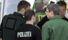 Polizisten während einer Razzia (Archivbild): Derzeit gehen die Ermittler gegen die rechtsextreme HNG vor. Foto: dpa