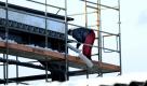 Ein Arbeiter raeumt am Dienstag (07.12.10) in Donaueschingen Schnee vom Flachdach einer im Rohbau befindlichen Halle, um einem Einsturz vorzubeugen. Nach dem heftigen Wintereinfall der letzten Tagte hat selbst in den Hochlagen Tauwetter eingesetzt, Baeche und Fluesse sind am Ansteigen. Fuer den Nachmittag und Abend sind fuer Baden-Wuerttemberg starke Regenfaelle prognostiziert. Foto: Winfried Rothermel/dapd Foto: ddp