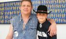 Yves Bohne aus Erfurt begleitet seinen zwölfjährigen Sohn Robin. Beide sind große Linedance Fans, aber nur Robin tritt beim Supertalent damit an. Ich habe keine guten Chancen, wenn ich die anderen Leute sehe, sagt der. Foto: news.de