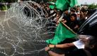Demonstranten ziehen Maschendraht quer über eine Straße in Jakarta. Dort und in anderen Städten Indonesiens gingen die Menschen auf die Straße, um gegen die Politik von Präsident Susilo Bambang Yudhoyono zu protestieren. Foto: dapd