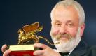 Mit Vera Drake triumphiert Regisseur Mike Leigh im Jahr 2004. Der Film spielt in den 1950er Jahren Großbritanniens und stellt eine Frau in den Mittelpunkt, die neben Putzjobs und der Pflege ihrer kranken Mutter kostenlose Abtreibungen durchführt. Foto: dpa