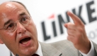 Nach innen ist die Partei allerdings zunehmend gespalten. Gysi will eine neue Sozialpolitik und setzt sich insbesondere dafür ein, auch der Beteiligung der Bundeswehr an Uno-Einsätzen zuzustimmen. Als er damit scheitert, legt er im Oktober 2000 den Fraktionsvorsitz nieder. Zudem kündigt er an, zum Ende der Legislaturperiode auch aus dem Bundestag ausscheiden zu wollen. Foto: ddp