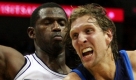 Antonio McDyess von den San Antonio Spurs versucht Dirk Nowtzki von den Dallas Mavericks den Ball abzunehmen. Das Spiel endete mit 92:83 für die San Antonio Spurs. Foto: ap