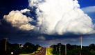 Eine Gewitterwolke hängt über der US-amerikanischen Stadt Edmond in Oklahoma. Es werden am späten Nachmittag Tornados erwartet, die aus solchen Wolken hervorgehen können.  Foto: ap