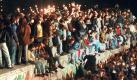Nur wenige Monate nach dem Tod Gueffroys passiert das Undenkbare: Nach wochenlangen Massendemonstrationen gibt die SED-Führung am 9. November 1989 die Öffnung der Grenze bekannt. Jubelnd ziehen Menschen durch die Stadt und erstürmen die Berliner Mauer. Foto: dpa