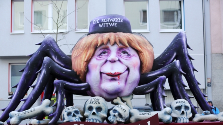 Ein politischer Mottowagen mit der Figur der