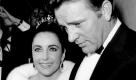 Sie versuchten es sogar zwei Mal: Elizabeth Taylor und Richard Burton. Das Paar, das sich bei den Dreharbeiten von Cleopatra kennenlernte - im Film spielen sie ein Liebespaar -  war von 1964 bis 1974 und von 1975 bis 1976 verheiratet. Ihre Ehen wurden aufmerksam von der Presse beobachtet. Foto: dapd