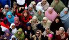Frauen nehmen auf dem Tahrir-Platz in Kairo an einer Antiregierungs-Demonstration teil. Auch nach Anbruch des fünfzehnten Tages verharrt die protestierende Menge auf dem zentralen Sammelpunkt in der Hauptstadt Ägyptens. Mehrere hundert Zelte wurden aufgeschlagen. Foto: dpa