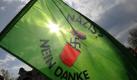 Fahne bei einer Demonstration gegen eine NPD-Kundgebung in Neumünster. Ein breites Bündnis von Parteien, Gewerkschaften und Verbänden hat zu Protestkundgebungen gegen die Versammlung der NPD aufgerufen. Foto: Marcus Brandt Foto: dpa