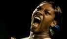 Die US-Amerikanerin Serena Williams nach einem Schlag bei den Australian Open in Melbourne.  Dank ihrer Theatralik wurde sie populär und der Tennissport hat neue Fans bekommen. Foto: ap