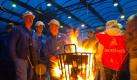 Vor dem Werktor 1 von Acelor Mittal im brandenburgischen Eisenhüttenstadt (Oder-Spree) stehen am frühen Mittwochmorgen (29.09.2010) Stahlarbeiter während eines Warnstreiks an einem Feuer. Die IG Metall hat am Mittwoch ihre Warnstreiks in der ostdeutschen Stahlbranche fortgesetzt. An drei Standorten in Brandenburg, Sachsen und Sachsen-Anhalt legten insgesamt 800 Mitarbeiter für zwei Stunden die Arbeit nieder, wie die Gewerkschaft mitteilte. Die IG Metall fordert für die 8000 Beschäftigten im Osten sechs Prozent mehr Lohn. Foto: Patrick Pleul dpa/lbn +++(c) dpa - Bildfunk+++ Foto: dpa