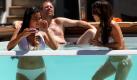 Das leben kann so schön sein:Zwei süße Ladies verfolgen den Grandprix in Monaco aus dem Pool heraus. Dem Mann im Hintergrund scheint es auch zu gefallen.  Foto: dpa