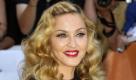 Beim Filmfestival in Venedig, wo Madonna (53) ihren Film «W.E.» vorstellte, sorgte sie vor kurzem für Aufsehen, als sie mit Abscheu auf eine Hortensie reagierte, die ihr ein Fan bei einer Pressekonferenz überreichte hatte.Ein Video davon kursierte bald im Netz und machte Madonnas Blumenschelte bekannt. Jetzt hat die Pop-Diva mit einem eigenen kleinen Film darauf reagiert, berichtet die «New York Daily News». Und das macht sie mit ziemlich viel Witz, Ironie und einer gehörigen Portion Sarkasmus.
In dem kurzen Clip, der im Stile eines Stummfilmes mit Untertiteln gedreht wurde, unterlegt mit der Titelmusik aus dem Mafia-Epos «Der Pate», bekundet Madonna zunächst ihre Zuneigung zu Hortensien und entschuldigt sich dafür, dass sie ihnen solch einen Schmerz zugefügt habe. Am Ende aber zeigt sie ihre wahren Gefühle: «Ich hasse Hortensien noch immer! Und ich werde sie immer hassen», sagt sie im Untertitel - und trampelt auf den Blumen herum.  Foto: dpa