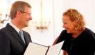 Das macht offensichtlich mehr Spaß als Reden halten: Bundespräsident Christian Wulff verleiht im Schloss Bellevue in Berlin der Schauspielerin Katja Riemann den Verdienstorden der Bundesrepublik Deutschland. Riemann engagiert sich in besonderer Weise für Menschenrechte und gegen Kinderarmut. Aus Anlass des 20. Jahrestages der Deutschen Einheit zeichnet das Staatsoberhaupt verdiente Bürgerinnen und Bürger mit dem Verdienstorden aus. Foto: dpa