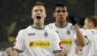 Dabei war die Borussia vom Niederrhein sogar durch Marco Reus (links) in Führung gegangen. Doch danach erarbeite sich Dortmund immer mehr Spielanteile und ist nun nur noch einen Sieg vom Herbstmeistertitel entfernt. Foto: dapd