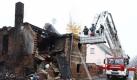 Feuerwehrleute sichern in Lützen im Ortsteil Lösau (Burgenlandkreis) die Ruine eines Einfamilienhauses. Nach einer Explosion ist die Leiche des 56-jährigen Hauseigentümers gefunden worden, sagte ein Polizeisprecher. Foto: dapd
