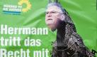 Im bayerischen Landtag protestierte die Grünen-Fraktion mit einer Plakat-Aktion gegen den bayerischen Innenminister Joachim Hermann (CSU). Die Grünen ließen ein Plakat mit der Aufschrift «Herrmann tritt das Recht mit Füßen» und einem Bild, das ein Trojanisches Pferd mit dem Gesicht des bayerischen Innenministers zeigt, anfertigen. Herrmann wies erneut alle Kritik an seinem Vorgehen im Zusammenhang mit dem umstrittenen Bundestrojaner zurück. Foto: dapd