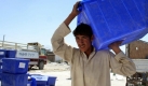 Ein Afghane verlädt nach der Präsidentschaftswahl in Kabul eine Wahlurne. Foto: dpa
