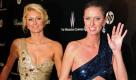 Hier geht es schon zur Party: Paris und ihre Schwester Nicky Hilton freuen sich auf Häppchen und Drinks. Foto: dapd