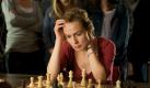 Auch Hélène (Sandrine Bonnaire) verdingt sich im Drama Die Schachspielerin als Putzfrau und arbeitet in einem Hotel als Zimmermädchen. Mit ihrem einfachen Leben ist sie relativ zufrieden, bis sie eines Tages, während sie ein Hotelzimmer putzt, ein Schach spielendes Paar beobachtet. Völlig fasziniert beginnt sie die Regeln zu lernen, stellt sich als großes Talent heraus und lässt sich bald durch nichts und niemanden abbringen von der tiefen Überzeugung: Die Dame ist die stärkste Figur beim Schach. Foto: dpa
