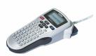 Klassischer Handheld zum Bedrucken von Bändern: Brother P-touch 1010. Gut zu erkennen ist der typische große Knopf zum Abschneiden des Bandes oben rechts. Den gibt es bei allen Herstellern in ähnlichen Varianten.


 Foto: Brother