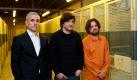 Die Schauspieler Ben Miles (l) und  Sascha Alexander Gersak (r) mit Regisseur Stefan Schaller in Potsdam. Foto: Patrick Pleul  Foto: dpa