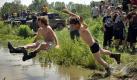 Beim Off-Road-Festival im ungarischen Somogybabod ging es auch in diesem Jahr wieder rund. Immer zu Pfingsten treffen sich die Geländewagen- und Schmutz-Fanatiker, um ihrer Leidenschaft zu fröhnen. Umweltschützer protestierten gegen das Festival. 
 Foto: ap