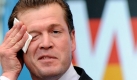 Auch den Shootingstar der Bundesregierung hat der Wahlkampf zum Schwitzen gebracht:Bundeswirtschaftsminister Karl-Theodor zu Guttenberg (CSU) wischt sich auf einer Wahlkampfkundgebung in Hannover den Schweiß von der Stirn. Jetzt hat der Wähler das letzte Wort. Foto: dpa