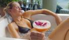 Wen der Schnupfen plagt oder Kopfschmerzen nicht mehr loslassen, kann sich mit einem Senfbad Linderung verschaffen. Dafür 150 bis 200 Gramm Senfmehl ins warme Wasser geben und zehn bis 15 Minuten darin relaxen, empfiehlt Buchautorin und Heilpraktikerin Susanne Oswald. Wer vorher schon ein Brennen spürt oder die Haut kribbelt, sollte lieber aus der Wanne steigen. Die Senfreste gründlich mit warmem Wasser vom Körper spülen. Foto: dpa