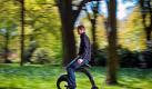 Mountain Skyver, Känguru-Schuhe, Segway - die Idee alternativer Fortbewegung hat den Menschen schon zu allerhand kuriosen Erfindungen inspiriert. Und nun reiht sich noch das YikeBike in diese Liga ein: Wie es sein Name vermuten lässt, verbirgt sich dahinter ein Fahrrad, das optisch einem geschrumpften Hochrad ähnlich sieht. Vorne hat es ein 20-Zoll-Rad, hinten ein 8-Zoll-Stützrad. Angetrieben wird das YikeBike elektrisch, durch einen Lithium-Eisen-Phosphat-Akku, einer Weiterentwicklung der Lithium-Ionen-Technologie. Mit einer Ladung kommt das Mini-Vehikel etwa 10 Kilometer weit und schafft maximal 23 Kilometer pro Stunde. Foto: YikeBike