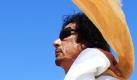 Im Regime des libyischen Präsidenten Muammar Gaddafi hat sich das Chaos ausgebreitet: Angehörige der Regierung geben ihre Ämter auf, Piloten der Luftwaffe laufen über und die blutigen Proteste in der Hauptstadt Tripoli, bei denen Autos und Häuser in Flammen aufgehen, fordern Todesopfer. Um zu demonstrieren, dass er noch im Amt ist, zeigte sich der Präsident am frühen Morgen im libyschen Fernsehen.  Foto: dapd