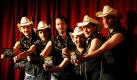 Die Mitglieder der Band The Boss Hoss präsentieren während eines Pressetermins im Tempodrom in Berlin ihre neue CD. Das Album heißt Low Voltage und ist ab dem 16. April erhältlich. Foto: dpa