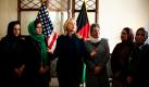 Hillary Clinton ist eine starke Frau und setzt sich auch für andere starke Frauen ein. Darum war die US-Außenministerin in der amerikanischen Botschaft in Kabul zu einer Podiumsdiskussion mit afghanischen Frauen zugegen. Die Rolle der Frau ist in dem islamisch geprägten Land noch immer eine unterdrückte. So ließ das Taliban-Regime keine Frauen in hohen Ämtern zu. Seit der Demokratisierung des Landes drängen nun langsam auch Frauen in die Politik. Foto: dapd