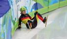 Hoppla! Shorttrack-Läuferin Aika Klein liegt nach einem Rempler auf dem Eis. Wegen einer Disqualifikation der Kontrahentin erreicht die Deutsche dennoch das Viertelfinale. Dieses steht am Freitag im Pacific Coliseum auf dem Programm. Foto: dpa