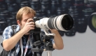 Auf der Suche nach dem richtigen Kameraobjektiv. Foto: dpa