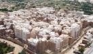 (FILE) An undated file handout photograph taken by the Yemeni Army showing the renovated ancient city of Shibam, 800 Km east of the Yemeni capital Sana'a. Shibam city was among the nine winners of the 2007 Aga Khan Award for Architecture announced 04 September 2007 in Malaysia. Shibam dates from the 13th century and is known as Manhattan of Desert because of its 600 inhabitable mud-built 'skyscrapers' seven or eight stories high. It was declared a World Cultural Heritage site by UNESCO in 1982. EPA/YEMEN ARMY / HO EDITORIAL USE ONLY EDITORIAL USE ONLY +++(c) dpa - Bildfunk+++ Foto: dpa